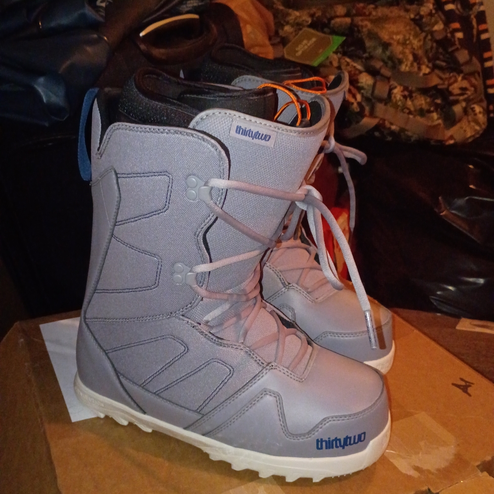 ThirtyTwo Size 8.5 Gray Snowboard Boots